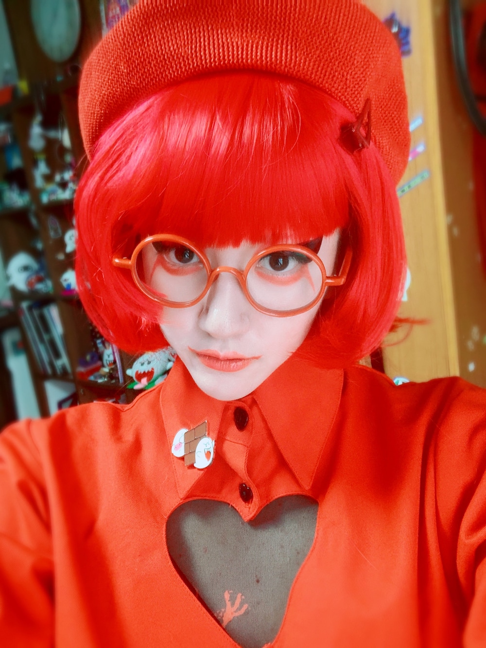 ブラック系のスカート、レッド系のシャツ/ブラウス、レッド系のシューズを着用したレディースの秋コーディネートの2枚目の写真