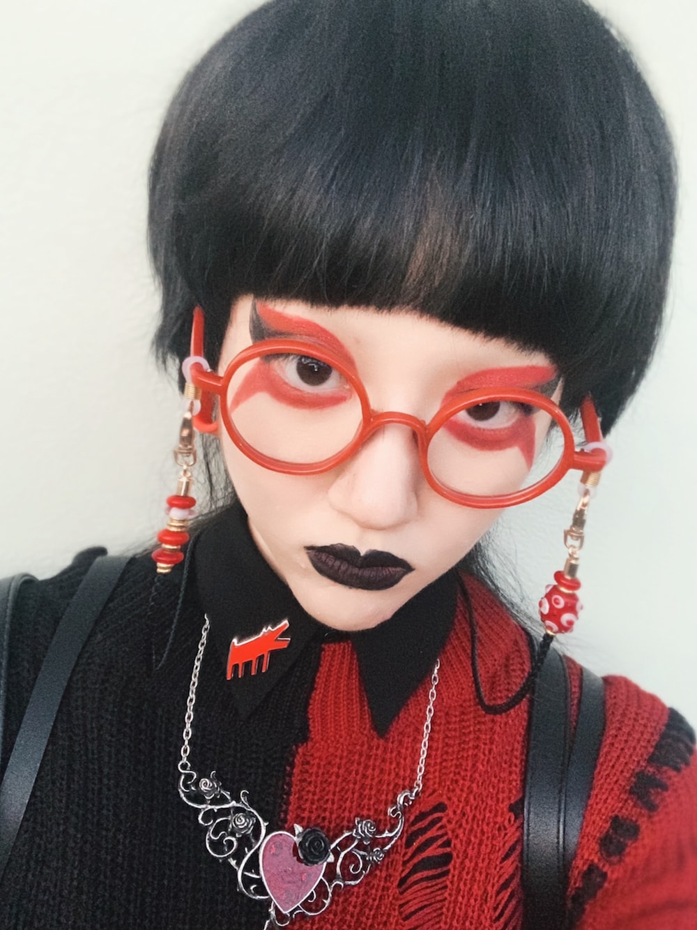 ブラック系のシャツ/ブラウス、レッド系のニット/セーター、ブラック系のブーツを着用したレディースの冬コーディネートの2枚目の写真