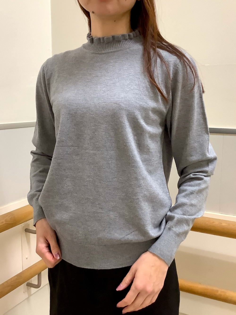 グレー系のニット/セーター、ブルー系のカーディガン/ボレロを着用したレディースの秋コーディネートの3枚目の写真