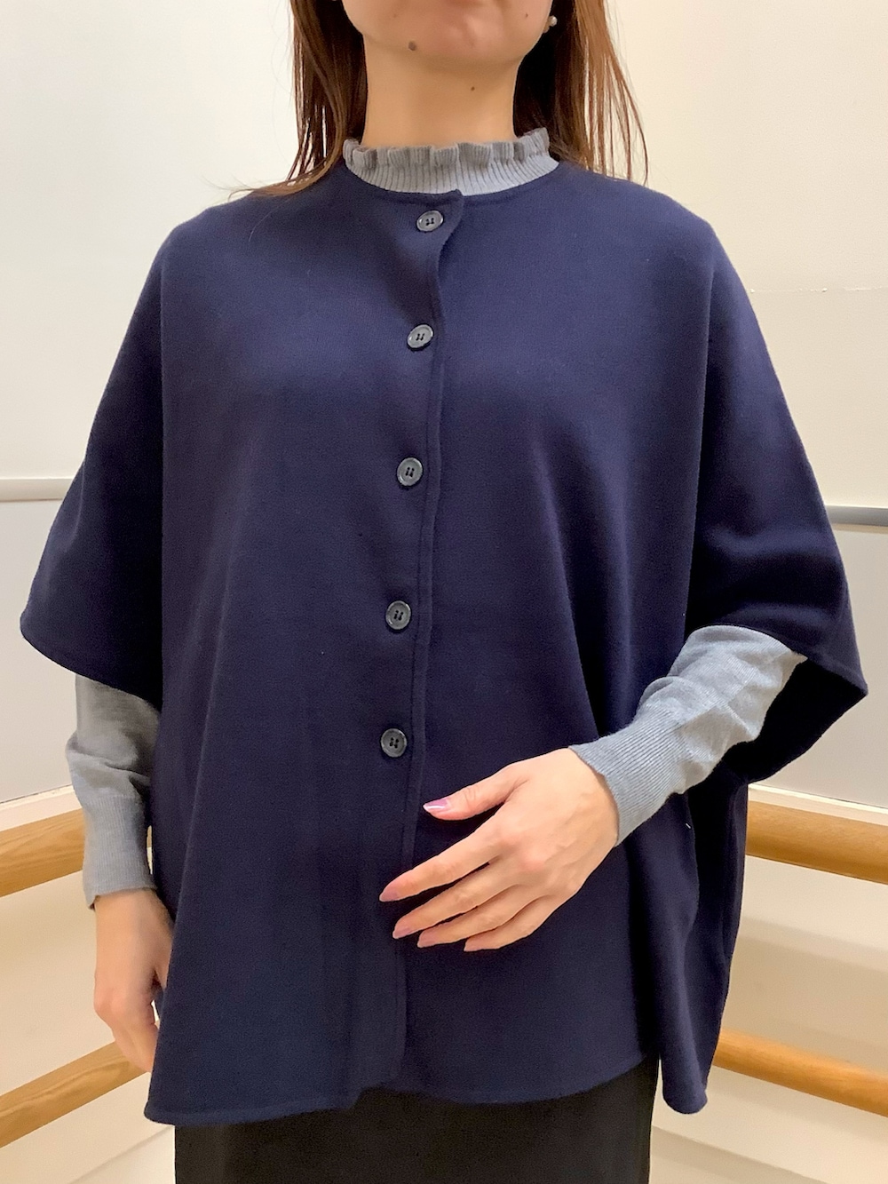 グレー系のニット/セーター、ブルー系のカーディガン/ボレロを着用したレディースの秋コーディネートの2枚目の写真