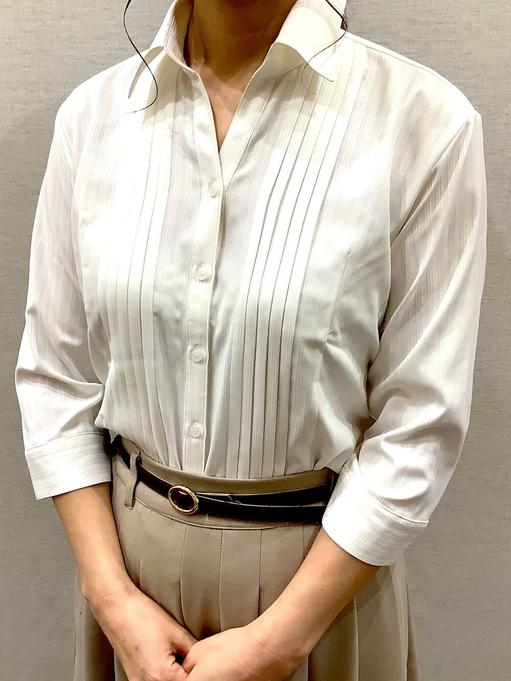 「東京シャツ、形態安定ノーアイロン、シャツスタイル、ビジネススタイル、七分袖、オフホワイト、通勤コーデ、きれいめカジュアル、ビジネスコーデ、スカートスタイル」｜「TOKYO SHIRTSの形態安定ノーアイロン スキッパー衿 七分袖ビジネスワイシャツ（ビジネスシャツ、ホワイト系）」を使った、BRICK HOUSE by Tokyo Shirts 秋田イオンモール店さん（レディース・165cm）の春コーディネートの3枚目の写真