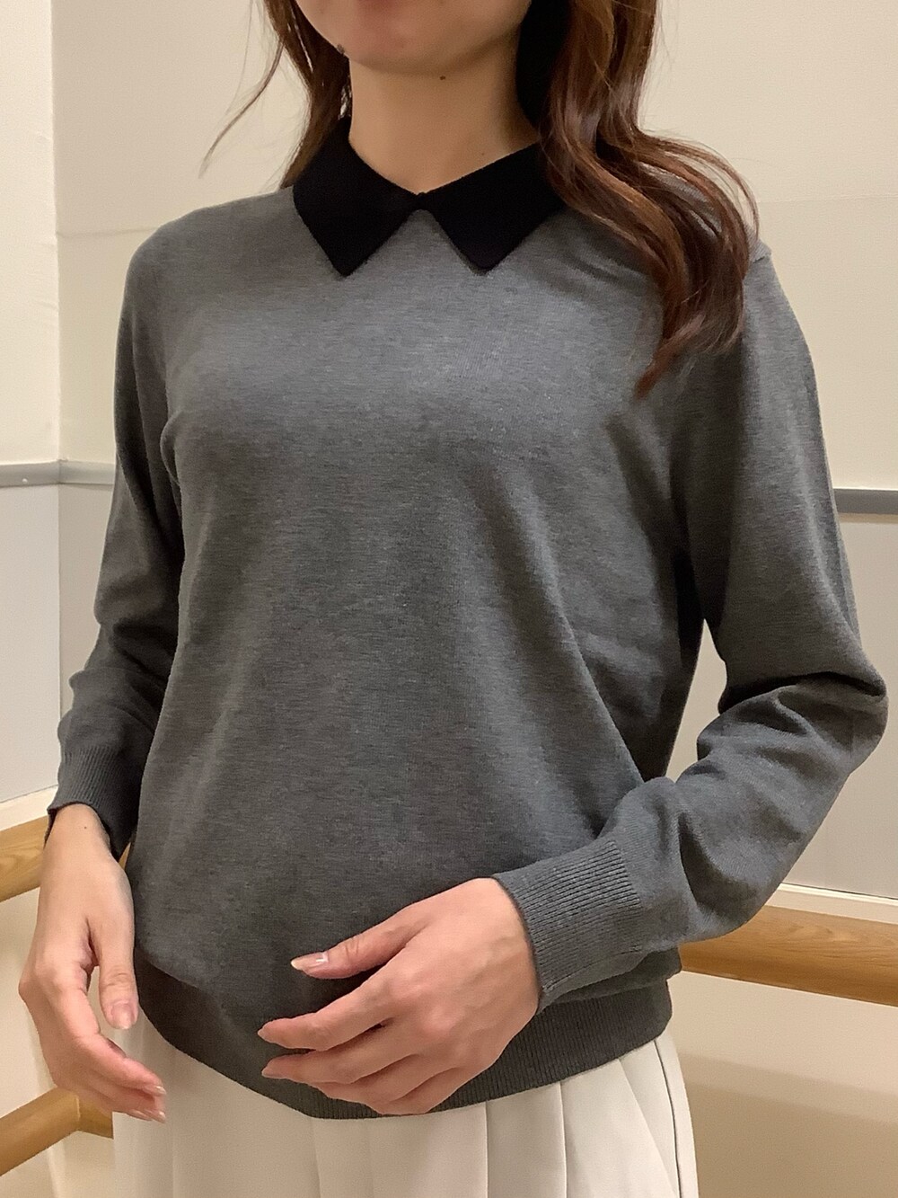 グレー系のニット/セーターを着用したレディースの秋コーディネートの2枚目の写真