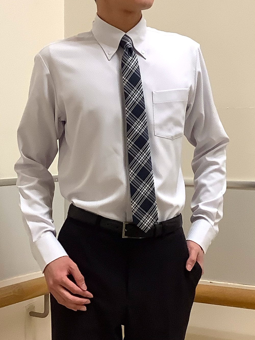 ブルー系のネクタイ、グレー系のビジネスシャツを着用したメンズの冬コーディネートの2枚目の写真