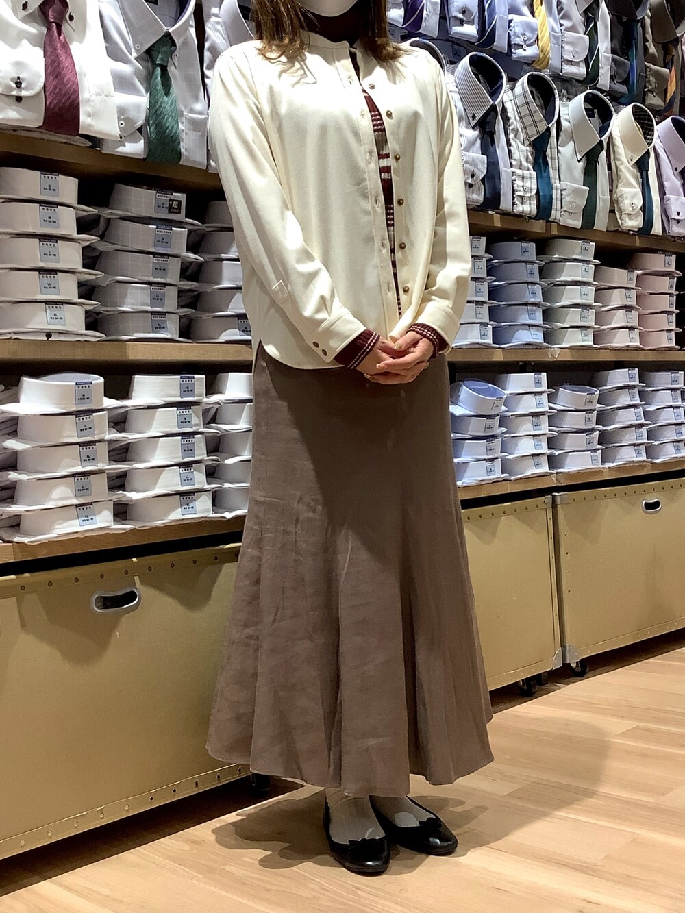 ホワイト系のシャツ/ブラウス、レッド系のニット/セーターを着用したレディースの秋コーディネートの2枚目の写真