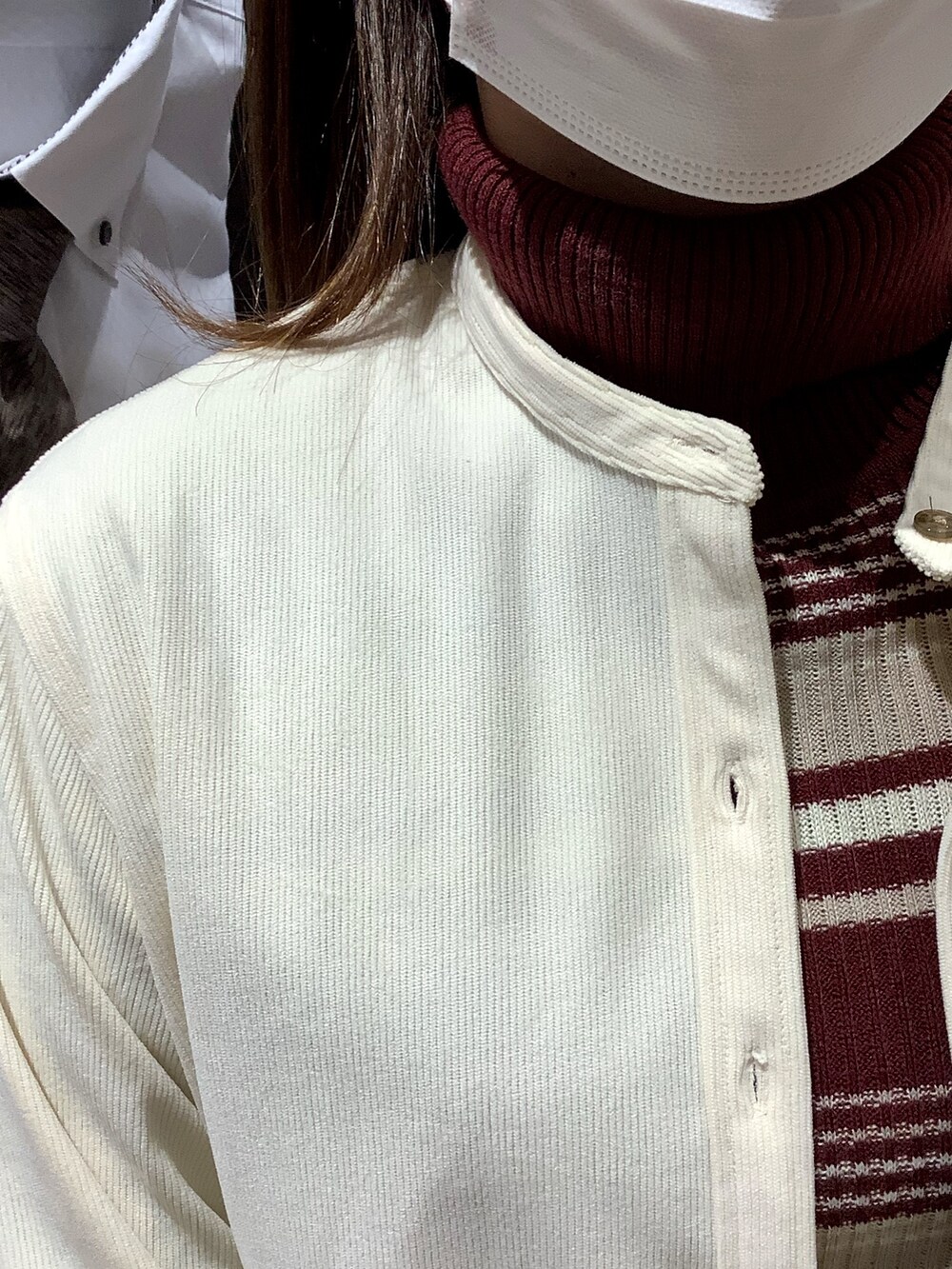 ホワイト系のシャツ/ブラウス、レッド系のニット/セーターを着用したレディースの秋コーディネートの3枚目の写真