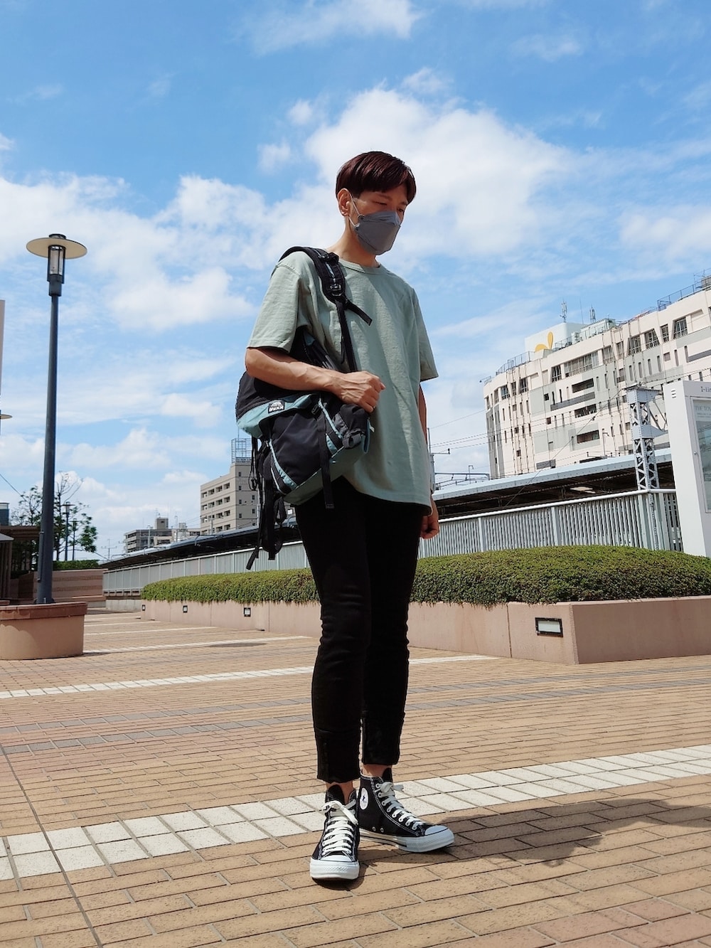 ブルー系のバックパック/リュック、ホワイト系のTシャツ/カットソー、ブラック系のデニムパンツを着用したメンズの夏コーディネートの2枚目の写真