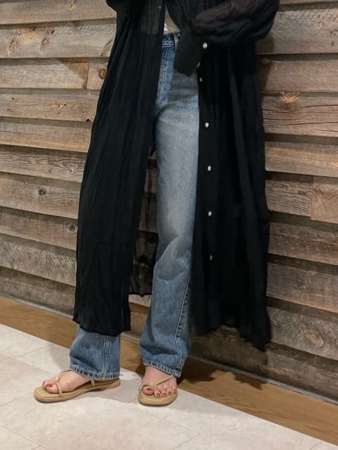 ブルー系のデニムパンツ、ブラック系のワンピース、グリーン系のサンダルを着用したレディースの夏コーディネートの8枚目の写真