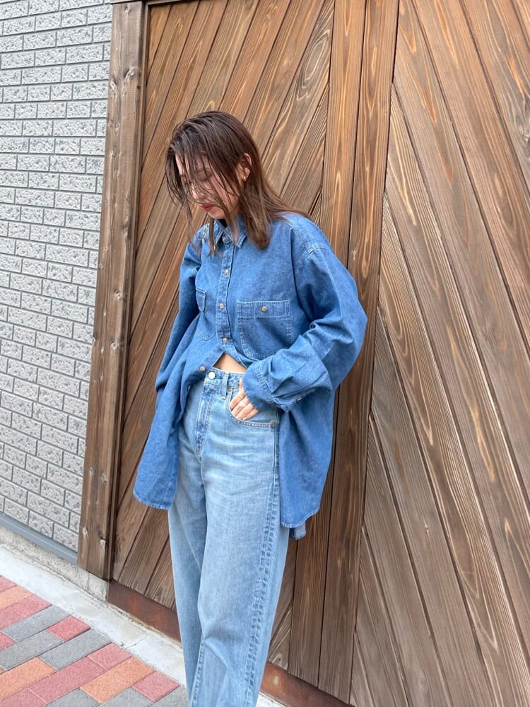 ブラック系のサンダル、ブルー系のシャツ/ブラウス、ベージュ系のショルダーバッグを着用したレディースの夏コーディネートの2枚目の写真