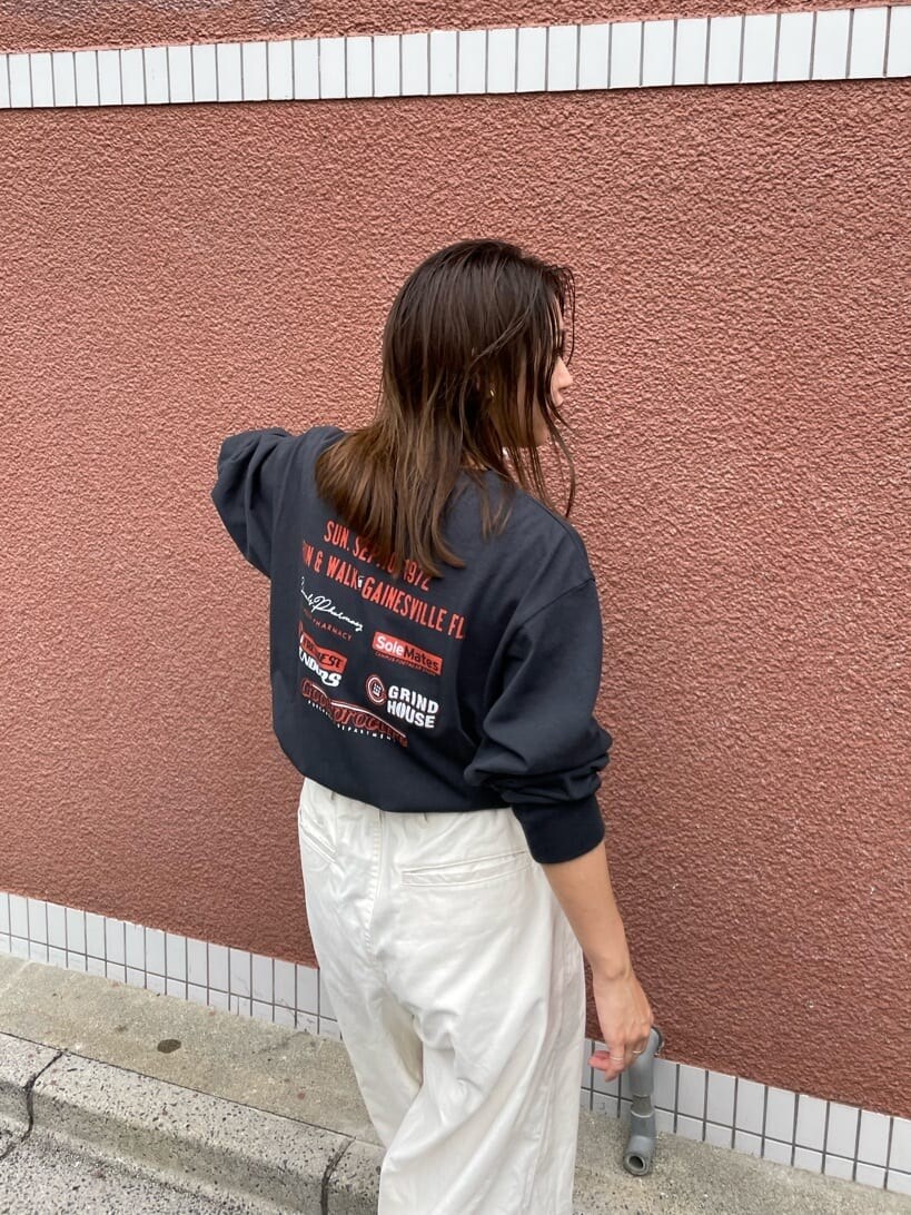 ホワイト系のその他パンツ、ホワイト系のその他パンツ、グレー系のTシャツ/カットソーを着用したレディースの夏コーディネートの8枚目の写真