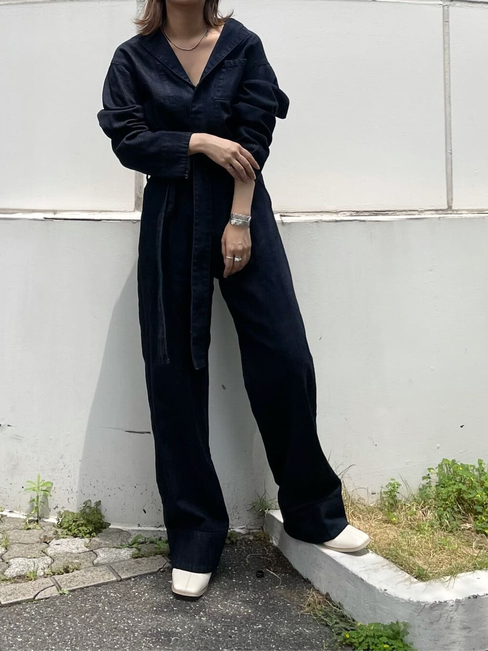 ブルー系のつなぎ/オールインワン、ホワイト系のブーツ、シルバー系のブレスレットを着用したレディースの夏コーディネートの4枚目の写真