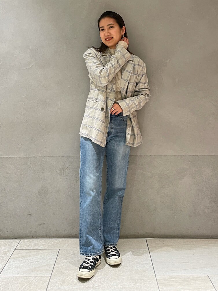 ブルー系のテーラードジャケット、ブルー系のデニムパンツ、ホワイト系のニット/セーターを着用したレディースの冬コーディネートの2枚目の写真