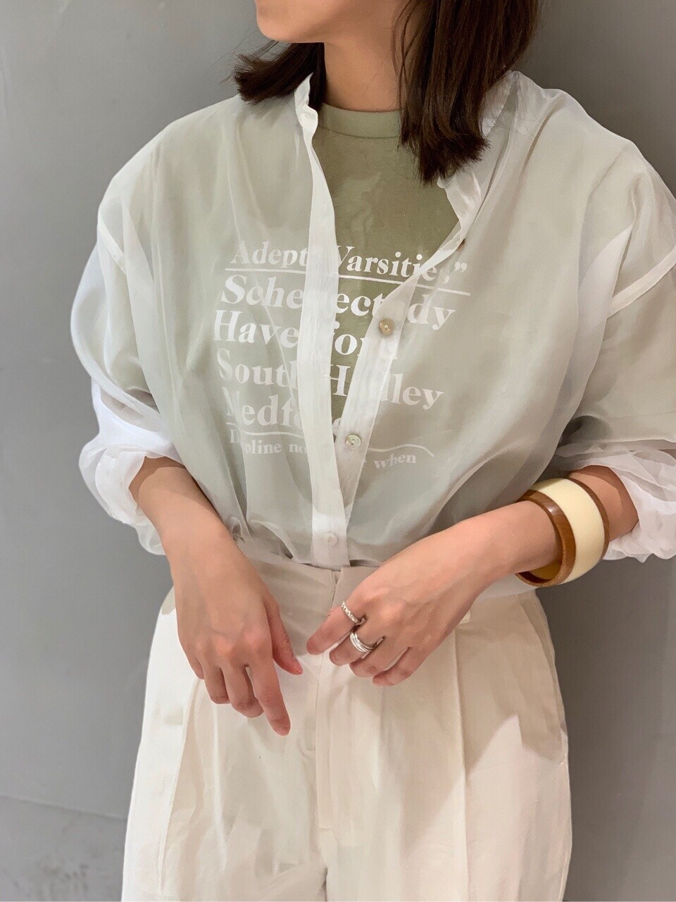 ホワイト系のその他パンツ、ベージュ系のTシャツ/カットソー、その他のバングル/リストバンドを着用したレディースの春コーディネートの2枚目の写真