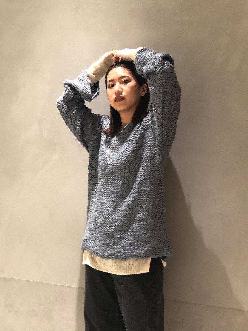 ブラック系のデニムパンツ、ブルー系のニット/セーター、ホワイト系のニット/セーターを着用したレディースの秋コーディネートの3枚目の写真