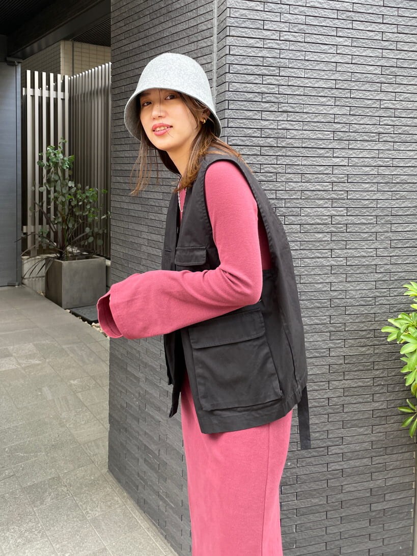 ブラック系のブルゾン、レッド系のワンピース、ブラック系のブーツを着用したレディースの夏コーディネートの7枚目の写真