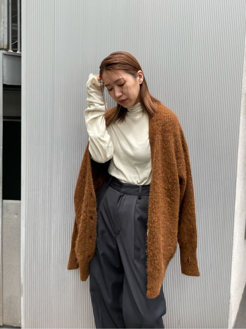ピンク系のその他パンツ、ブラック系のブーツ、ホワイト系のTシャツ/カットソーを着用したレディースの秋コーディネートの3枚目の写真
