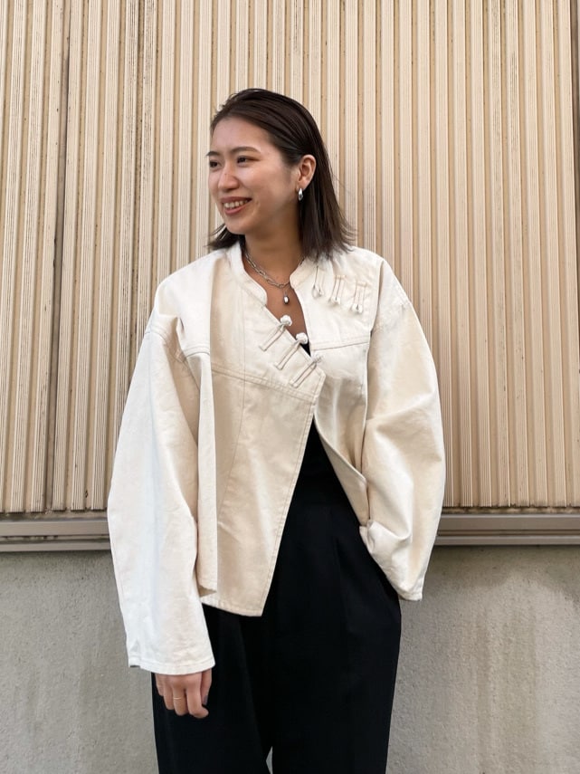 ホワイト系のブルゾン、ブラック系のその他パンツ、ブラック系のサンダルを着用したレディースの春コーディネートの2枚目の写真