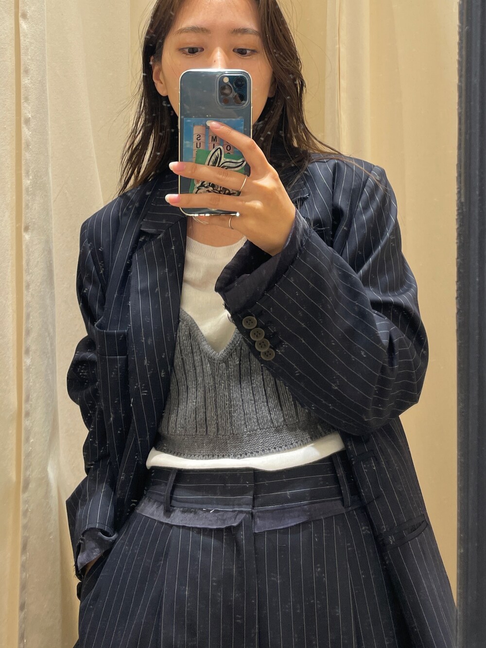 その他のその他パンツ、その他のテーラードジャケット、グレー系のニット/セーターを着用したレディースの冬コーディネートの5枚目の写真