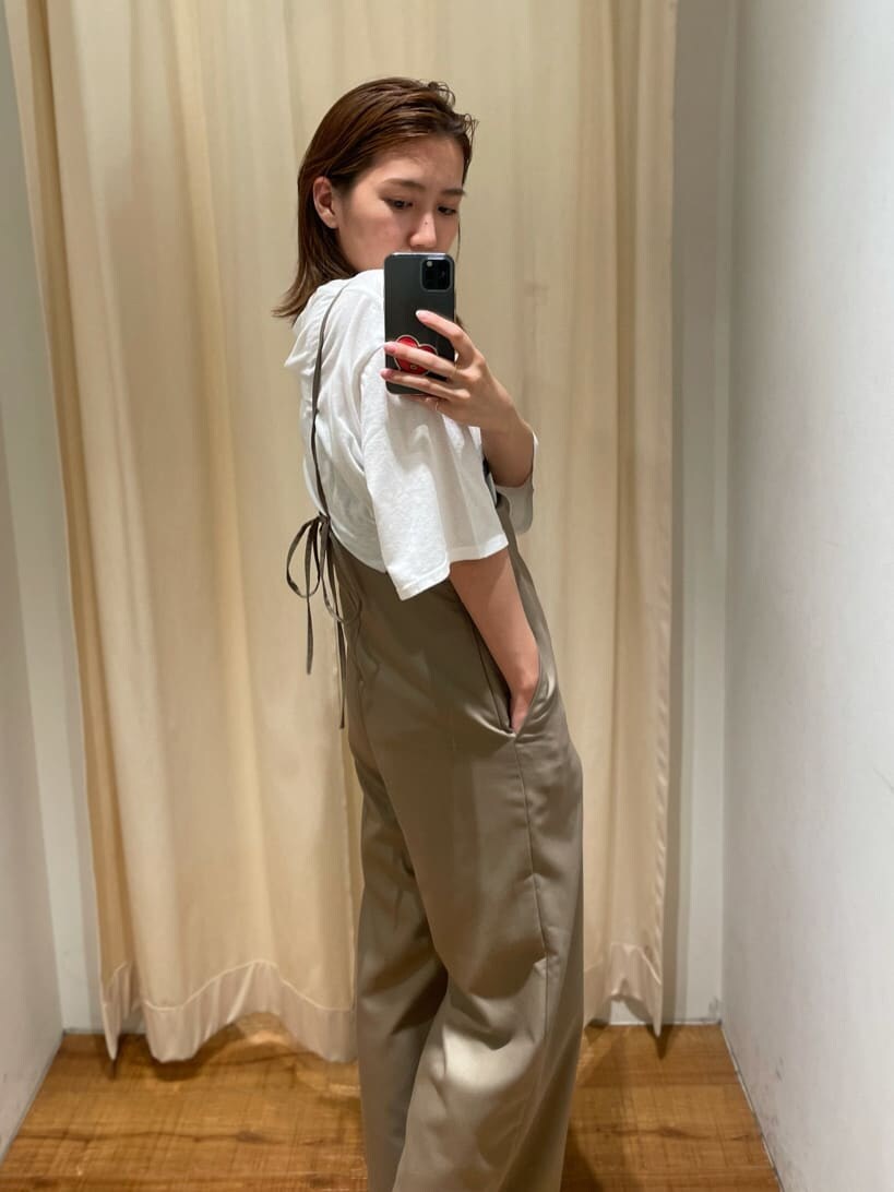 ベージュ系のつなぎ/オールインワン、ブラック系のサンダル、ホワイト系のTシャツ/カットソーを着用したレディースの夏コーディネートの2枚目の写真