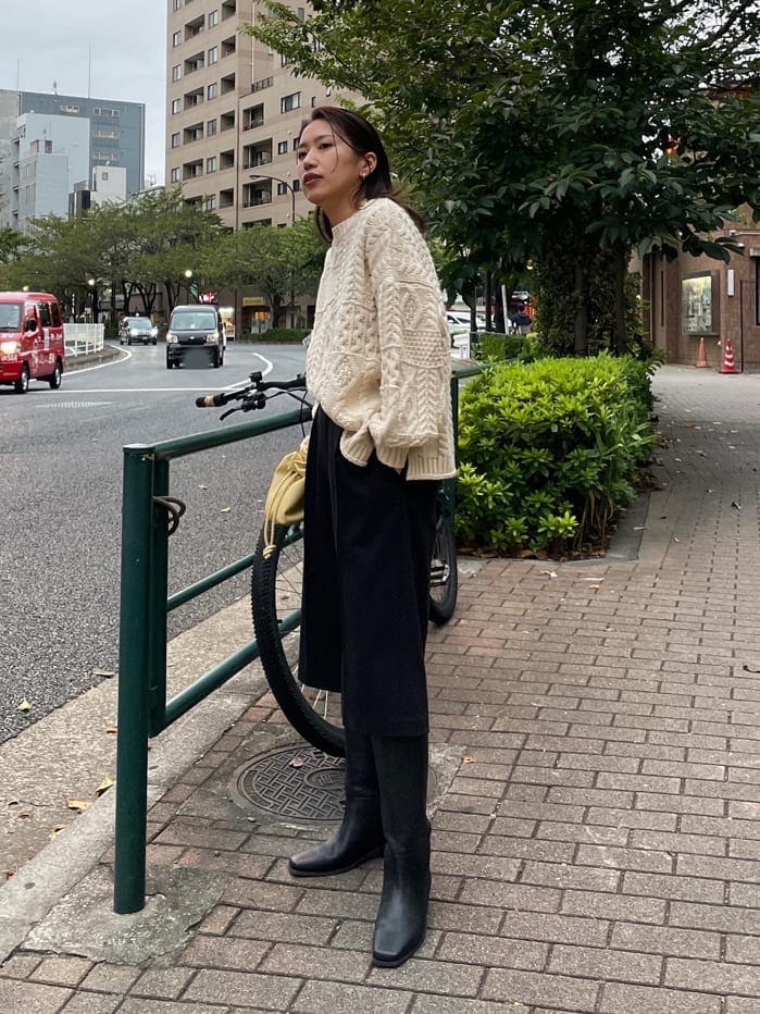 ブラック系のその他パンツ、ブラック系のブーツ、ホワイト系のニット/セーターを着用したレディースの秋コーディネートの4枚目の写真