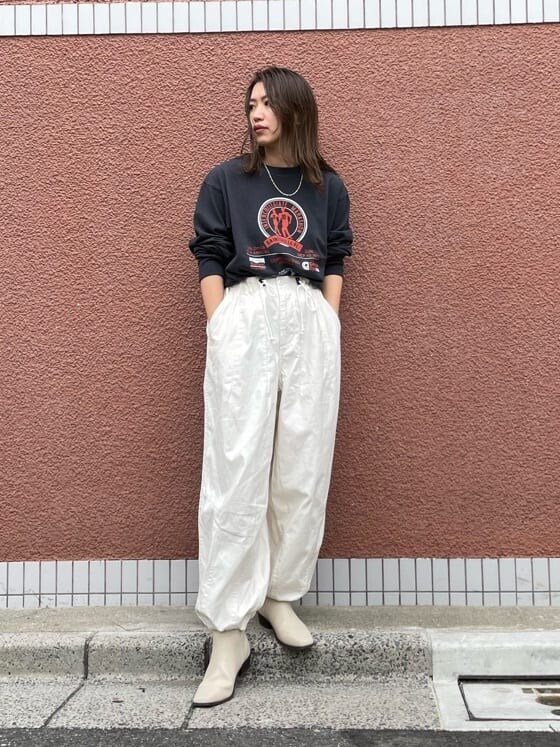 ホワイト系のその他パンツ、ホワイト系のその他パンツ、グレー系のTシャツ/カットソーを着用したレディースの夏コーディネートの2枚目の写真