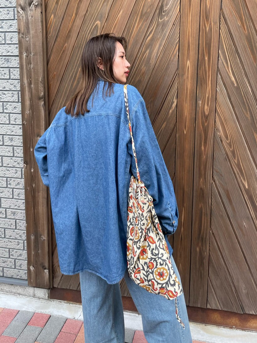 ブラック系のサンダル、ブルー系のシャツ/ブラウス、ベージュ系のショルダーバッグを着用したレディースの夏コーディネートの8枚目の写真