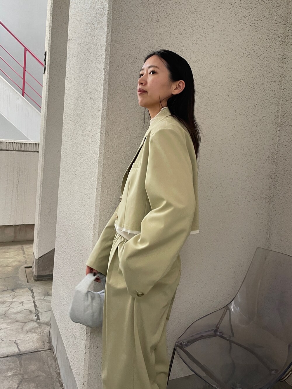 グリーン系のその他パンツ、グリーン系のキャミソール、ホワイト系のパンプスを着用したレディースの夏コーディネートの3枚目の写真