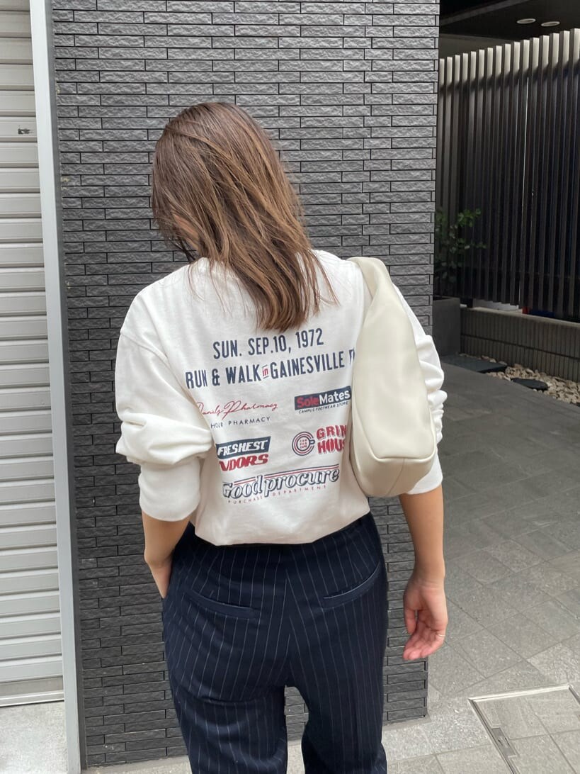 その他のスラックス、ホワイト系のTシャツ/カットソー、ホワイト系のハンドバッグを着用したレディースの夏コーディネートの5枚目の写真