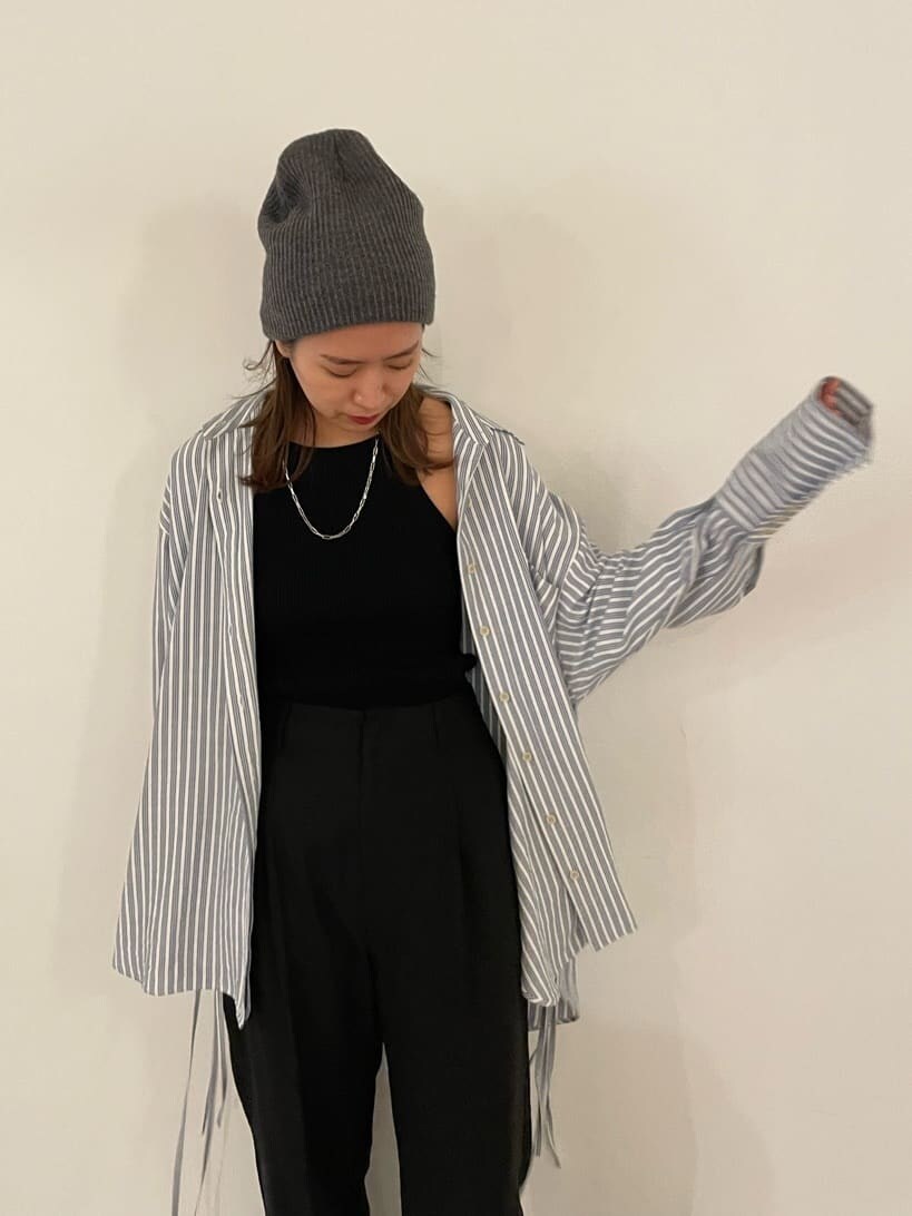 ブルー系のシャツ/ブラウス、ブラック系のその他パンツ、ブラック系のサンダルを着用したレディースの春コーディネートの7枚目の写真