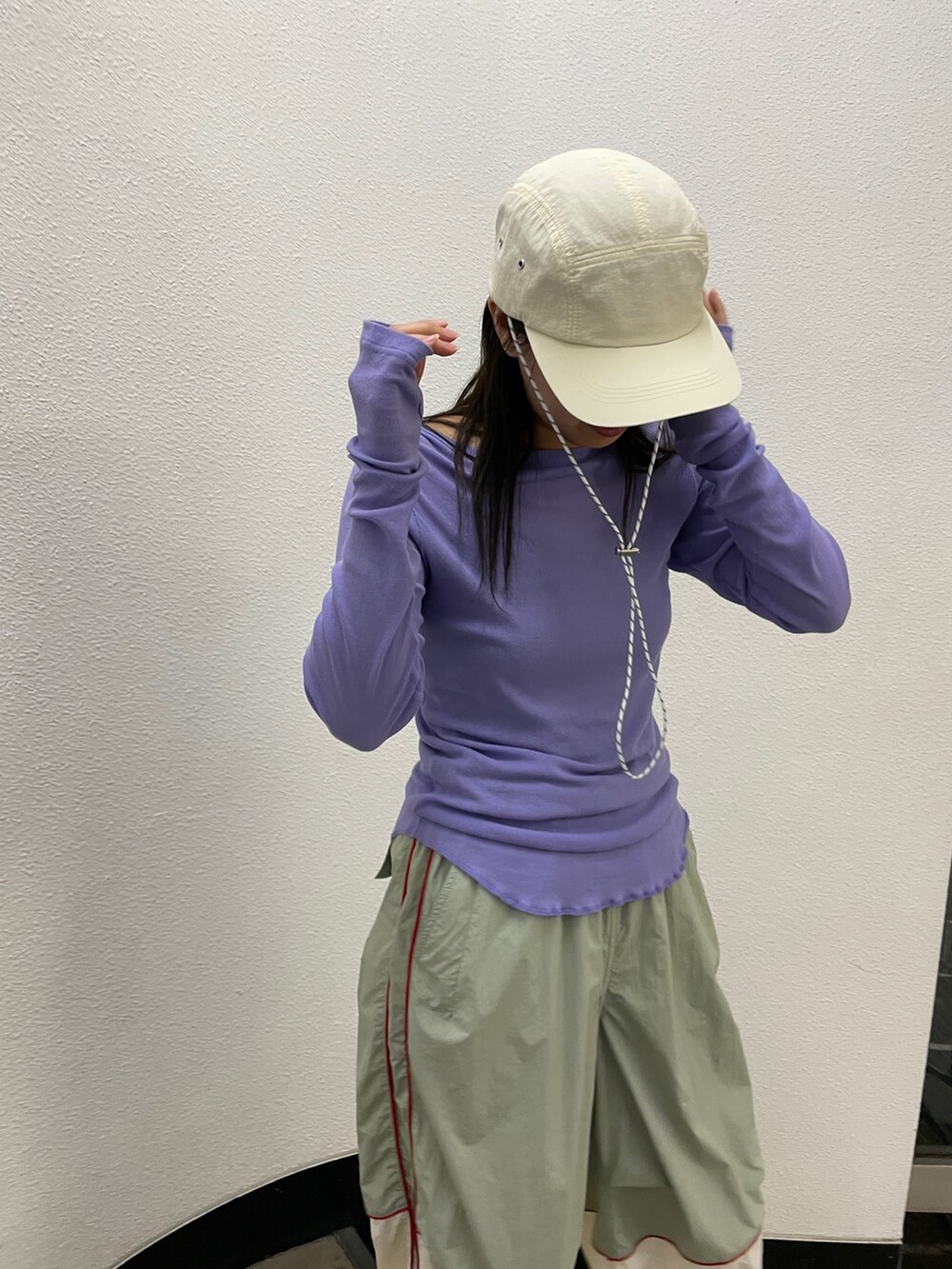 ホワイト系のその他パンツ、パープル系のTシャツ/カットソーを着用したレディースの冬コーディネートの5枚目の写真