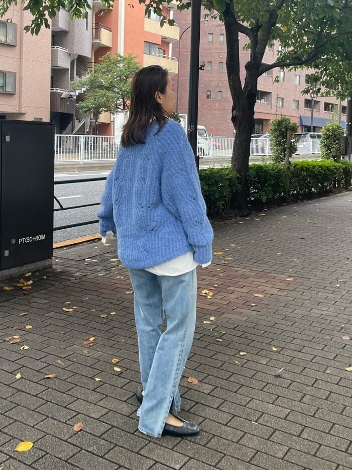 ブルー系のデニムパンツ、ブルー系のデニムパンツ、ブルー系のニット/セーターを着用したレディースの秋コーディネートの4枚目の写真