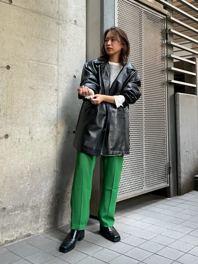 ブラック系のブルゾン、ブラック系のブーツ、グレー系のニット/セーターを着用したレディースの秋コーディネートの3枚目の写真