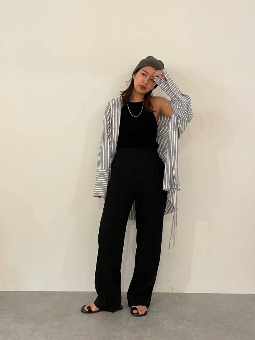ブルー系のシャツ/ブラウス、ブラック系のその他パンツ、ブラック系のサンダルを着用したレディースの春コーディネートの2枚目の写真