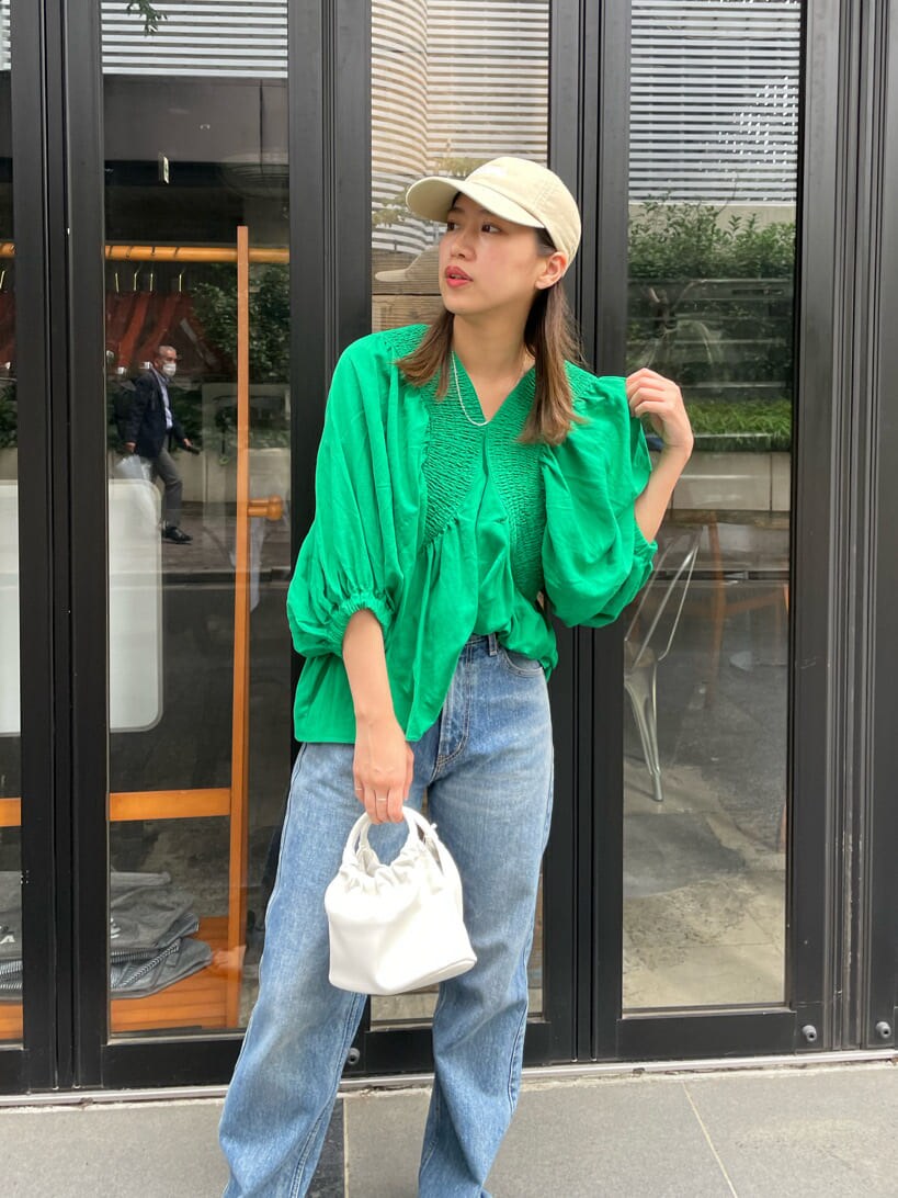 グリーン系のシャツ/ブラウス、ブラウン系のサンダル、ブルー系のデニムパンツを着用したレディースの夏コーディネートの10枚目の写真