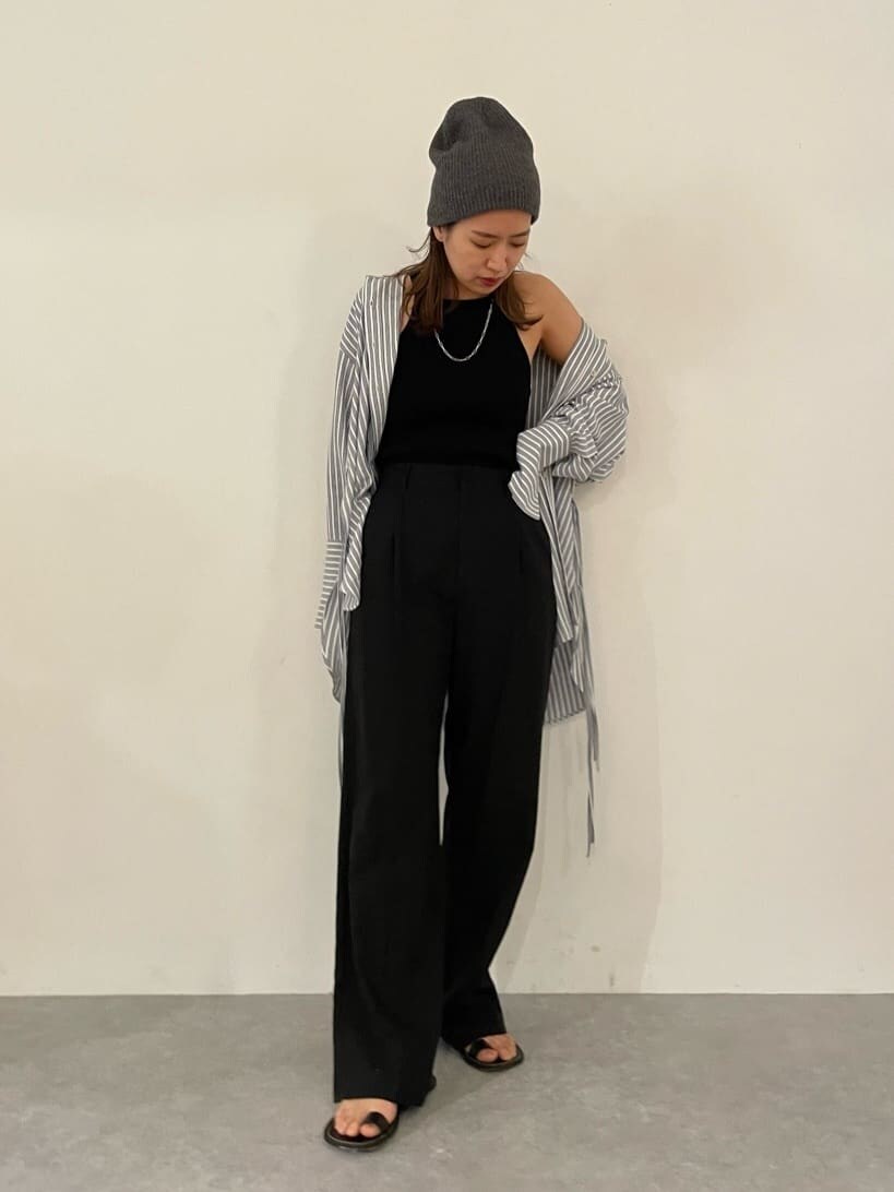 ブルー系のシャツ/ブラウス、ブラック系のその他パンツ、ブラック系のサンダルを着用したレディースの春コーディネートの4枚目の写真