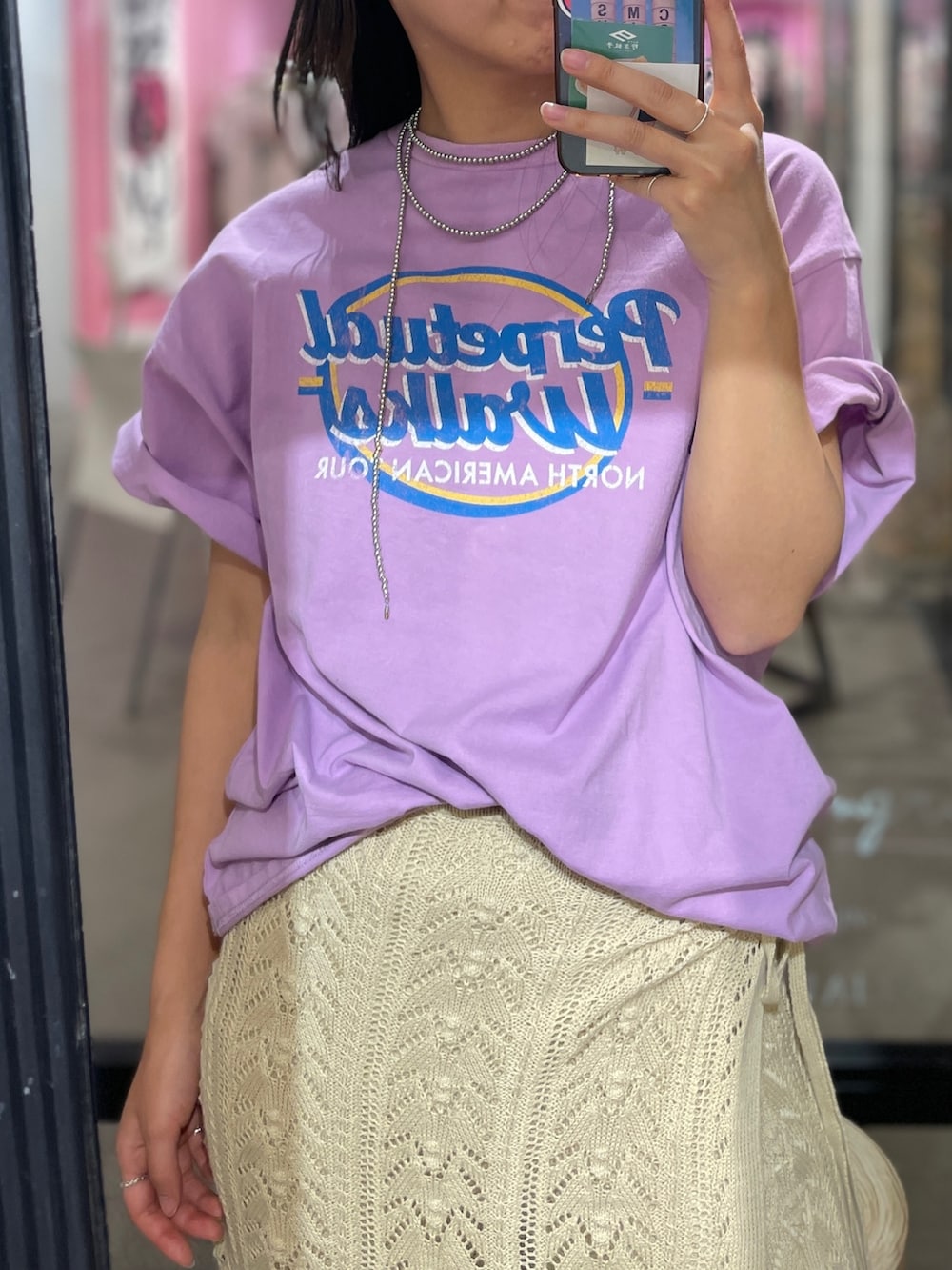 パープル系のTシャツ/カットソー、ホワイト系のその他パンツ、シルバー系のサンダルを着用したレディースの春コーディネートの4枚目の写真