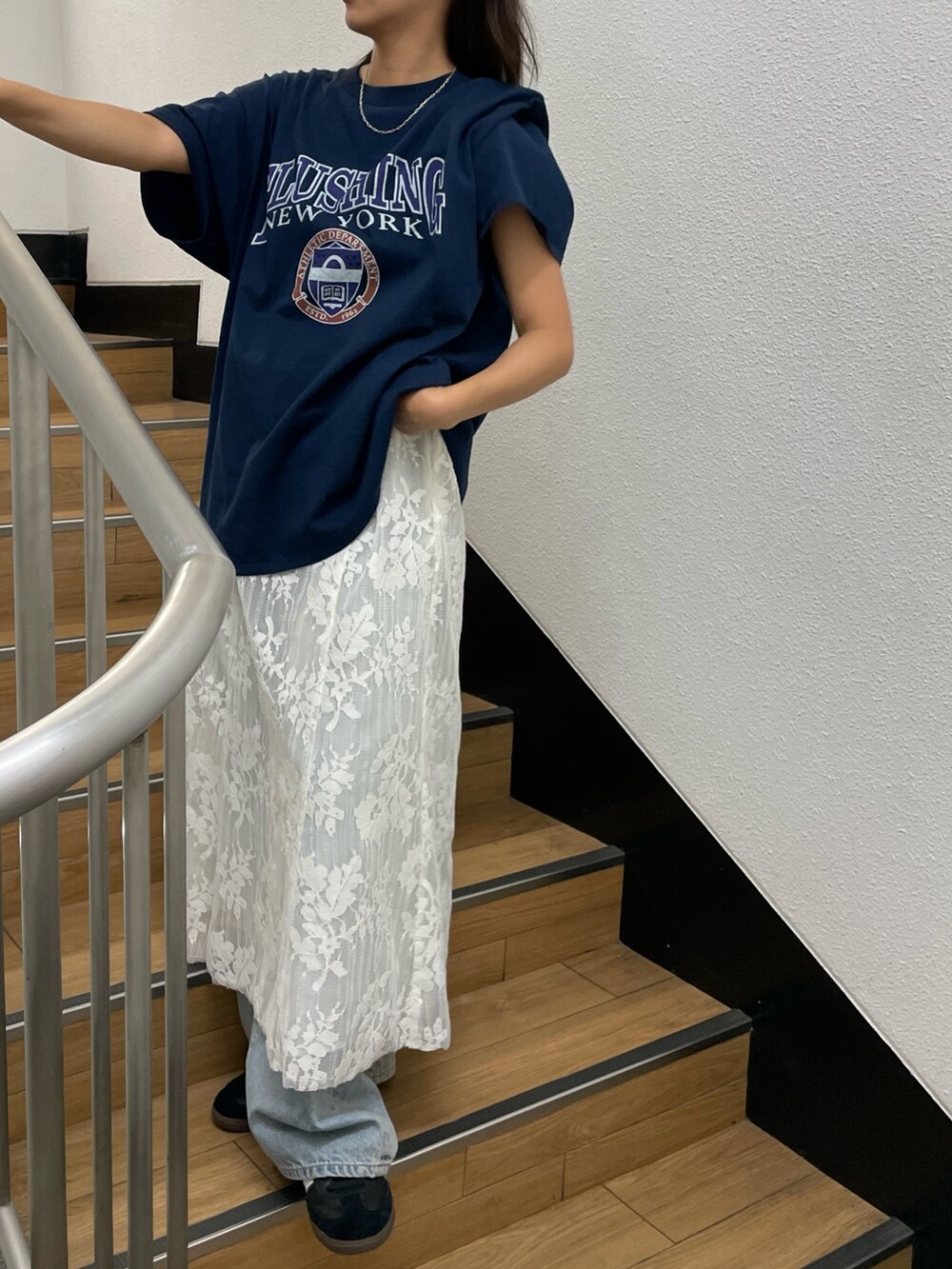 ホワイト系のワンピース、ブルー系のTシャツ/カットソー、ブルー系のデニムパンツを着用したレディースの夏コーディネートの2枚目の写真