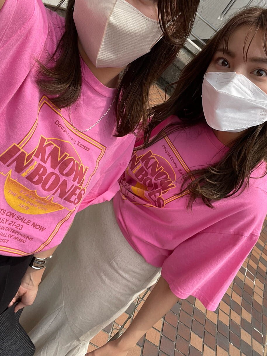 ブラック系のその他パンツ、ピンク系のTシャツ/カットソー、ブラック系のハットを着用したレディースの夏コーディネートの10枚目の写真