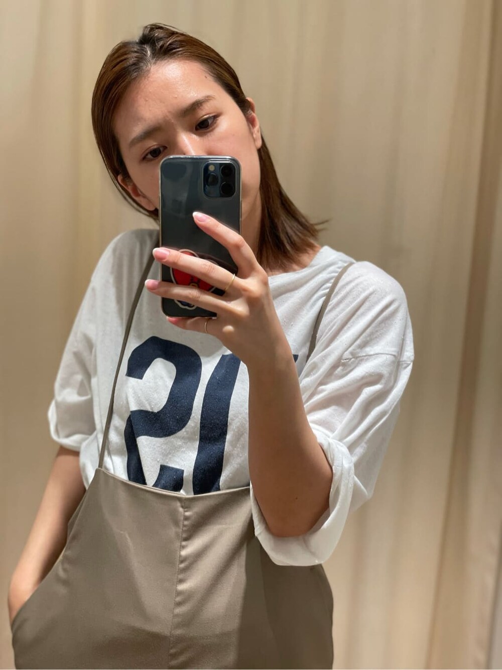 ベージュ系のつなぎ/オールインワン、ブラック系のサンダル、ホワイト系のTシャツ/カットソーを着用したレディースの夏コーディネートの3枚目の写真