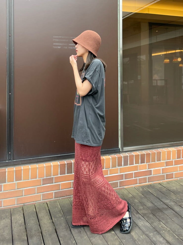 グレー系のTシャツ/カットソー、オレンジ系のスカート、ブラウン系のハットを着用したレディースの春コーディネートの10枚目の写真