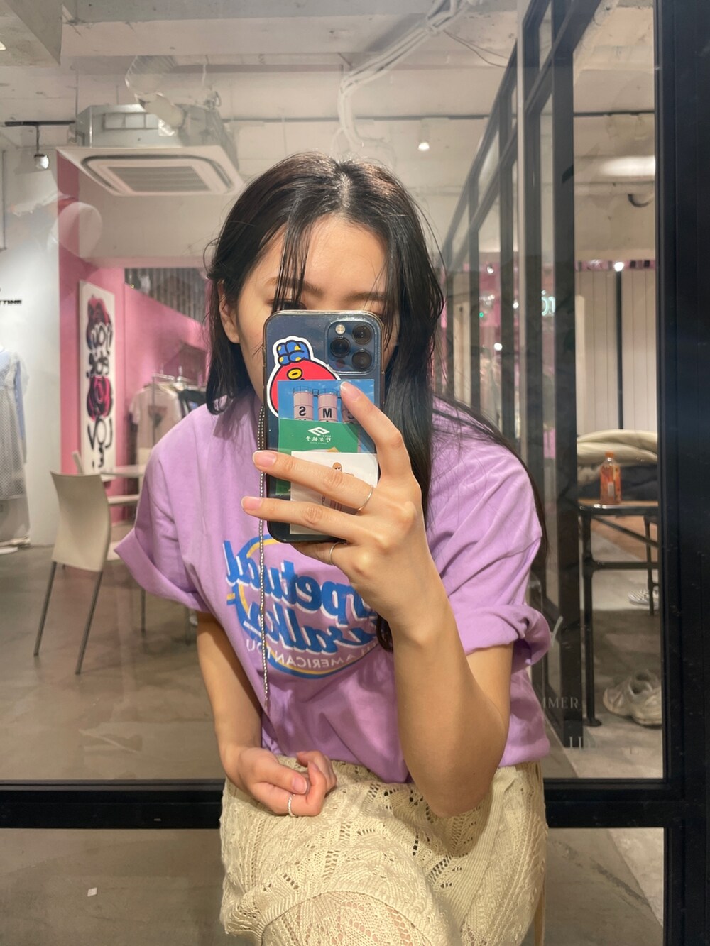 パープル系のTシャツ/カットソー、ホワイト系のその他パンツ、シルバー系のサンダルを着用したレディースの春コーディネートの2枚目の写真