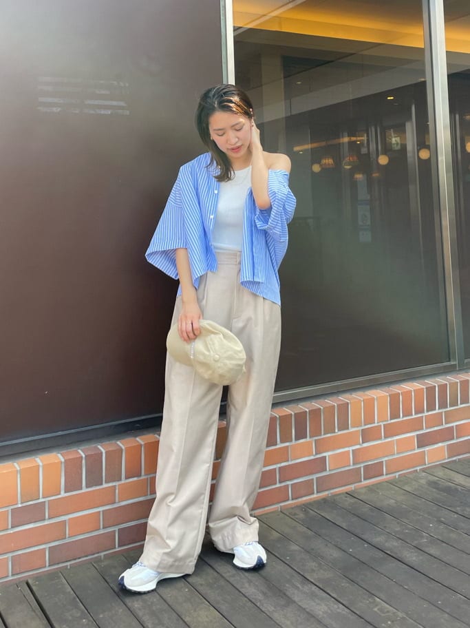 ベージュ系のその他パンツ、ブルー系のシャツ/ブラウス、ホワイト系のタンクトップを着用したレディースの春コーディネートの6枚目の写真