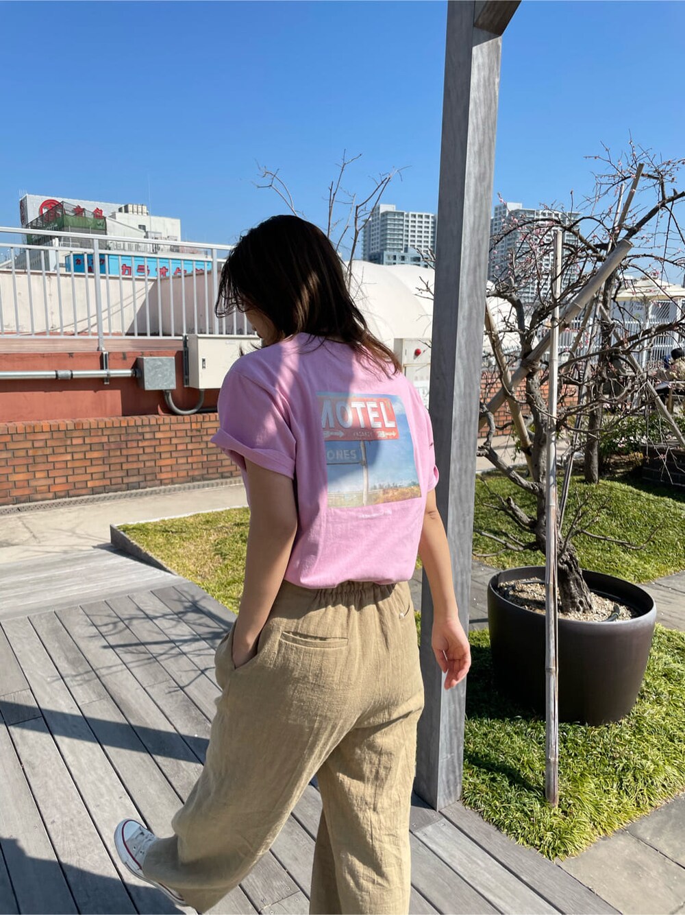 ベージュ系のその他パンツ、ピンク系のTシャツ/カットソー、ホワイト系のサンダルを着用したレディースの春コーディネートの6枚目の写真