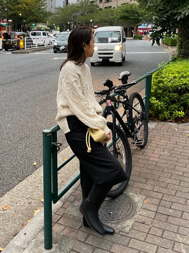 ブラック系のその他パンツ、ブラック系のブーツ、ホワイト系のニット/セーターを着用したレディースの秋コーディネートの5枚目の写真