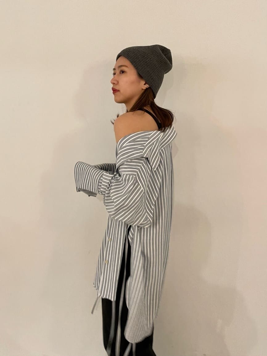 ブルー系のシャツ/ブラウス、ブラック系のその他パンツ、ブラック系のサンダルを着用したレディースの春コーディネートの8枚目の写真