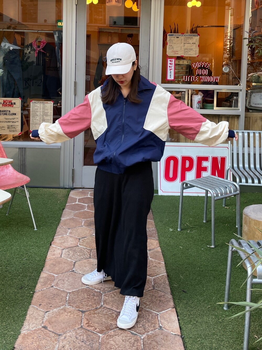 ブルー系のブルゾン、ブラック系のスカート、ホワイト系のスニーカーを着用したレディースの冬コーディネートの2枚目の写真