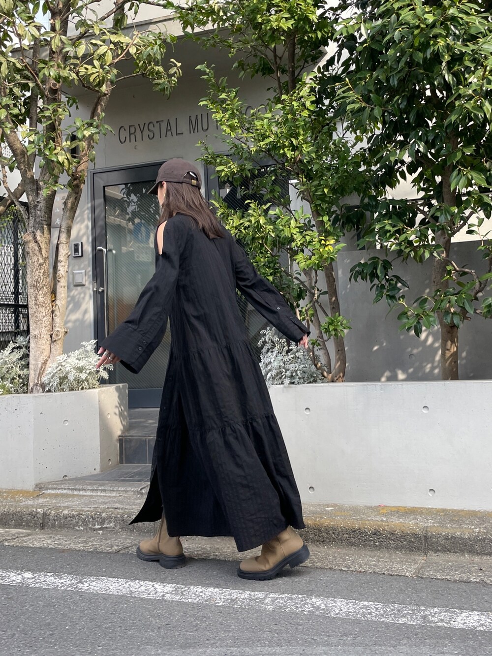 ブラック系のワンピース、ベージュ系のブーツ、グレー系のキャップを着用したレディースの冬コーディネートの8枚目の写真