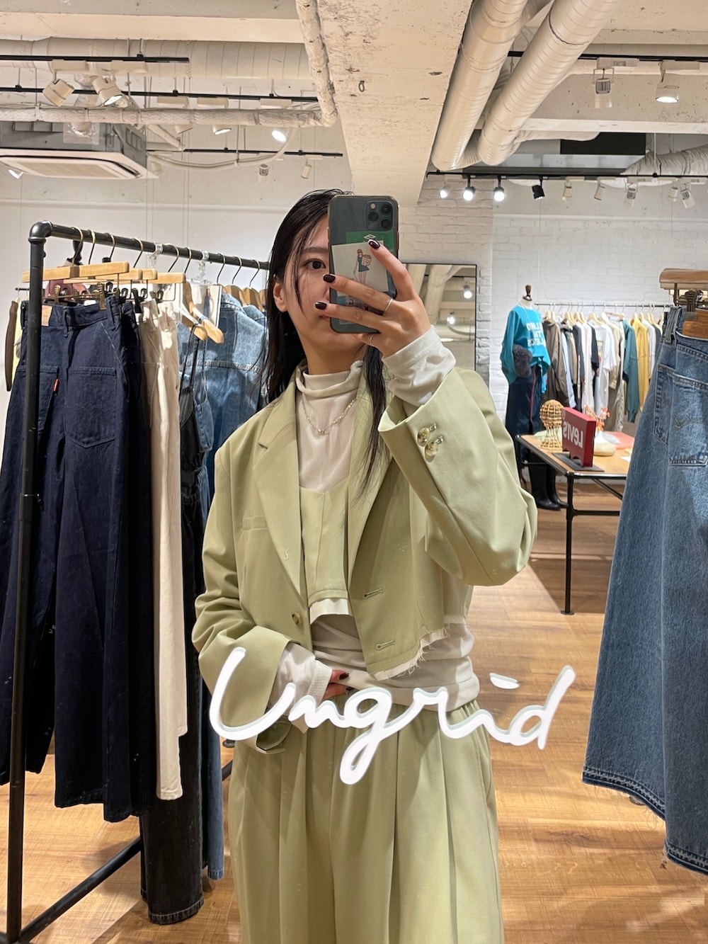 グリーン系のその他パンツ、グリーン系のキャミソール、ホワイト系のパンプスを着用したレディースの夏コーディネートの2枚目の写真