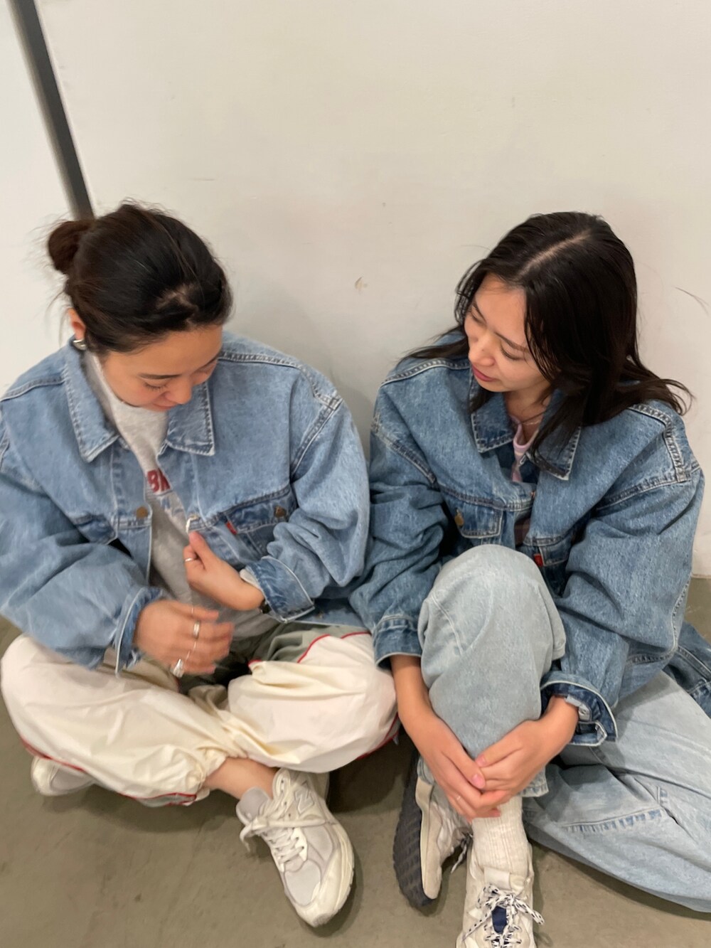 ブルー系のデニムジャケット、ブルー系のデニムジャケット、ブルー系のデニムパンツを着用したレディースの冬コーディネートの2枚目の写真