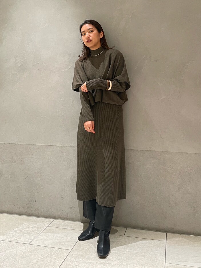 ブラウン系のワンピース、ホワイト系のバングル/リストバンド、ブラウン系のバングル/リストバンドを着用したレディースの冬コーディネートの2枚目の写真