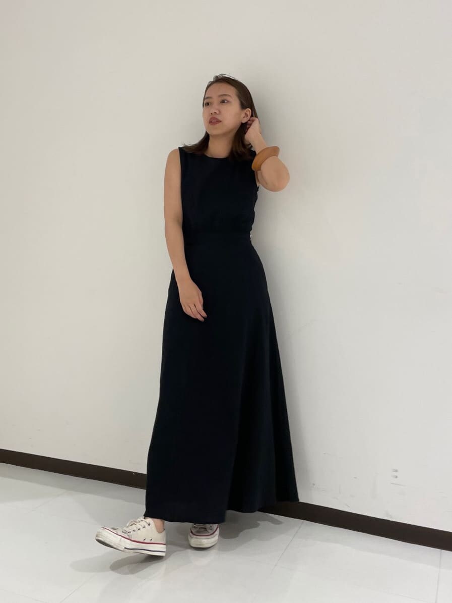 ブラック系のワンピース、オレンジ系のタンクトップを着用したレディースの夏コーディネートの2枚目の写真